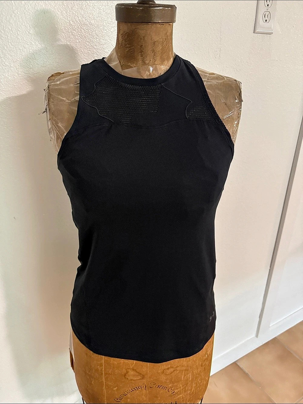 Under Armour HeatGear Mesh Tank Top Black Size S Like New